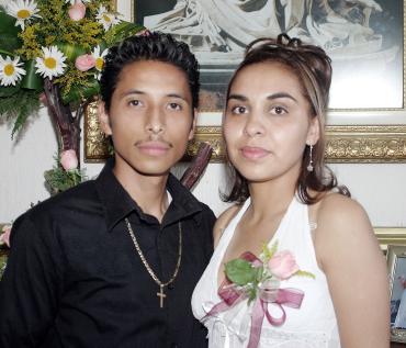 Maribel Segura Miranda y Gilberto Hernández Ríos contraerán matrimonio en próxima fecha, y por ello disfrutaron de una despedida de solteros.