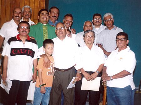 Alejandro Tabares con un grupo de amigos.