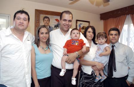 Arturo Arroyo, Claudia de Arroyo, Raúl Villasana, Adriana Chávez de Ruiz, Enrique Ruiz y el pequeño Franco Ruiz Chávez, en pasado acontecimiento social.