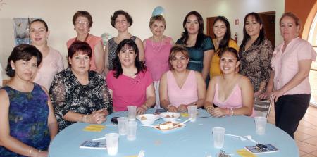 Ezabi Rangel acompañada por un grupo de amigas y familiares, en la merienda que le ofrecieron por el futuro nacimiento de su bebé.