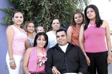 La feliz pareja rodeada de sus primas Julieta Arriaga, Martha Eloísa Arriaga, Lourdes Macías, Maribel de Aranda, María Elena Arriaga y Karina Mireles.