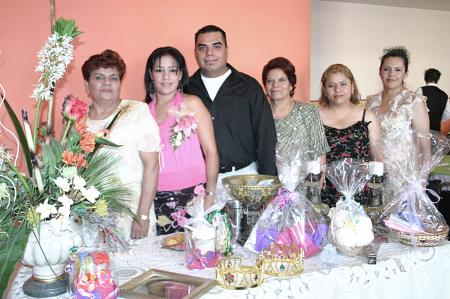 Los festejados acompañados por las organizadoras Conchita Mireles, María Elena Mireles, Mary Mireles y Lety Mireles.