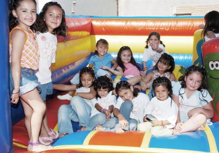 Mariángela Mejía Valenzuela disfrutó de una piñata, acompañada por un grupo de amiguitos.