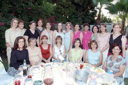 Patricia de la Torre de Ávalos captada con un grupo de amigas y familiares, en la fiesta de canastilla que le ofreció su mamá, Patricia Dillon De la Torre, con motivo del próximo nacimiento de su primer bébe.