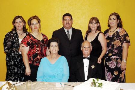 Señores Carlos Martínez Samaniego y Josefina Aguado de Martínez, acompañados de sus hijos, organizadores de su celebración de Bodas de Oro.