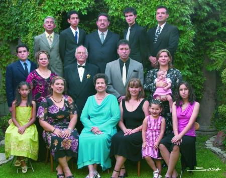 Sr. Carlos Martínez Samaniego y Sra. Josefina Aguado de Martínez celebraron 50 años de casdos en compañia de sus hijos, el pasado 18 de junio.