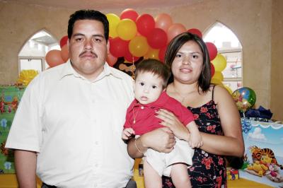 Agustín Fernández González e Irma M. Domínguez la organizaron una alegre piñata a su hijo Agustín Fernández Domínguez, por su primer año de vida.