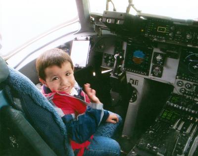 Andre Reed Ramos en la cabina del avión militar C-132 de la Fuerza Aérea de los Estados Unidos, en la base ubicada en la ciudad de Del Río, Texas.