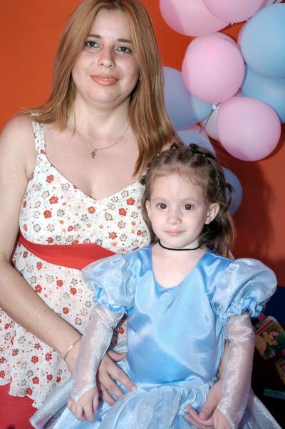 Brenda Mariana Ruiz Rodríguez, en su fiesta de cumpleaños junto a su mamá, Lorena Rodríguez.