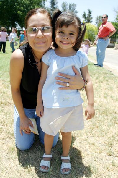 Esthela Orozco de Juárez junto a su hijita Luisa María Juárez Orozco.