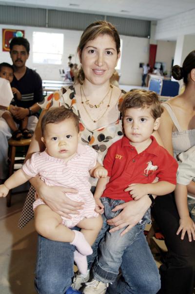 Los pequeños Silvano y Eduardo Silveyra Silerio con su mamá, María del Carmen Silerio de Silveyra, en una piñata.