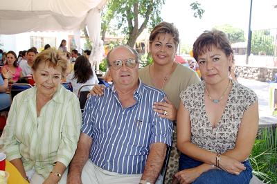 28  de junio 
Pinita del Río, Ángel y Alejandra Fernández y Sandra del Río.