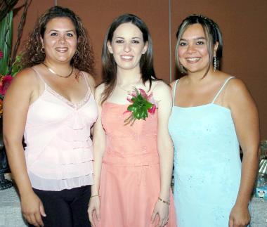 Ana Pamela Palacios con sus cuñadas, Rebeca y Karina García.