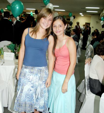 Ana Cristina Alatorre y Bárbara Barroso, en una fiesta de fin de clases.