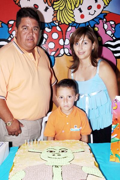 Con motivo de sus cinco años de vida, el pequeño Fernando Izaguirre Parra fue festejado por sus papás, Andrés Izaguirre y Rosy de Izaguirre.