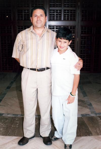 Andrés Bejarano González, en su ceremonia de graduación de sexto grado, lo acompaña su papá Gerardo Bejarano Amador.