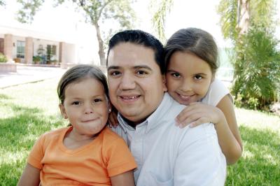 Jesús Sotomayor con sus sobrinas Gaby y Paulina Dávila Sotomayor.