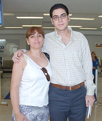 Eduardo Holguín viajó a la Ciudad de México y fue despedido por Bety de Holguín.