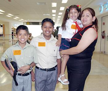 Cindy, Alan y Diego Rivas viajaron a Tijuana, los despidió Martha Rivas.