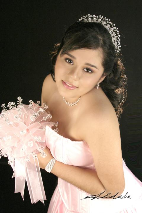 Srita. Diane Michelle Martínez Martínez celebró sus quince años de vida, con uma misa de acción de gracias el 29 de octubre de 2005 a las 1830 horas.