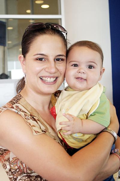 Ale Galván de Humphrey con su hijo Jorge Humphrey Galván, en un agradable festejo.