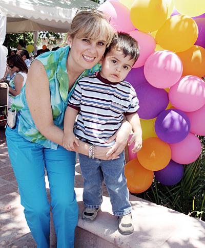 Liliana de Tueme con su pequeño Andrés.