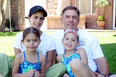 01 de julio 2005
Mariana y Ana Paula con sus papás, Ernesto Javier y Olga Díaz Flores, organizadores de su fiesta infantil.