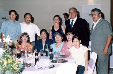 Alejandro Velásquez, Yolanda de Velásquez, Alejandro Velásquez Jr., Pola Mata, Martha de Medrano, Olga Hernández, Damaris Velásquez, Francisco Reynoso, Roberto Carrillo y Concepción.