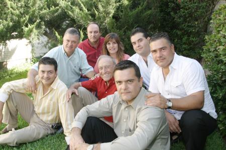 Con motivo del Dia del Padre, don Rodolfo Veyán Rueda les ofreció a sus hijos un rico meudo, ahi estuvieron, Rodolfo, Fernando, María de Lourdes, Javier, Jorge, Luis, Rogelio y Alejandro Veyán Humphrey.