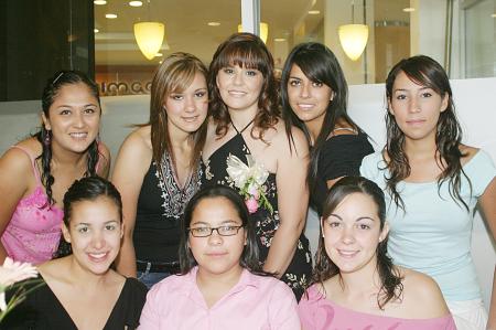 Cristy Padilla Bocanegra, en su despedida acompañada por Cristina de la Rosa, Liliana Padilla, Jazmín Cárdenas, Alejandra Arellano, Adriana Hernández, Lorena Ríos y Beatriz Ortiz.