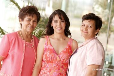 María Cristina junto a sus anfitrionas, Elena González de Fernández y Laura Nuñez de Jara.