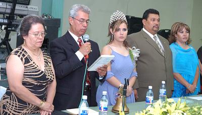 Los presidentes salintes Roberto y Martha Landeros, Aracely Goray Chávez y los nuevos dirigentes del Club de Leones de Gómez Palacio, Gerardo y Verónica Bañuelos.