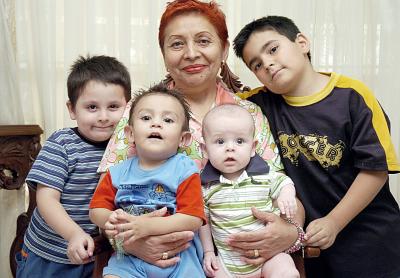 Blanquita Lara acompañada por los pequeños Raymundo, Darío, Emiliano y Nicolás .