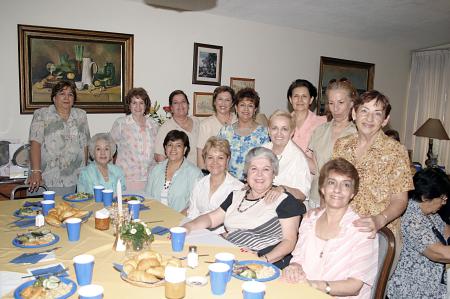 El grupo Las Orquídeas festejaron a la señora nancy Villarreal de Lozano.