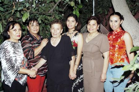 Flor Sifuentes Yong disfrutó de una despedida de soltera, que le organizó su mamá Flor Yong Wong de Sifuentes.