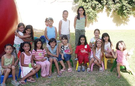 La pequeña Andrea Araluce Nava, acompañada por algunas invitadas a su fiesta con motivo de su séptimo cumpleaños.