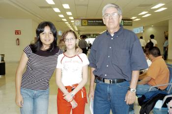 Enrique Aguilar, Paula González y Ana Sofía Puentes viajaron a Tijuana.