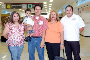 Juan Antonio Torres viajó a Los Ángeles y fue despedida por la familia Torres Alonso.