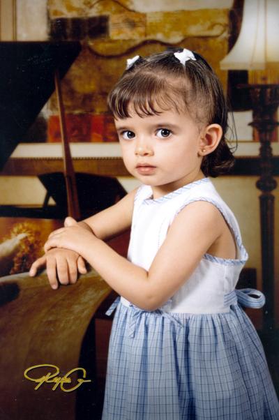 Niña Andrea Natalia González Muñoz, en una fotografía de estudio con motivo de su segundo cumpleaños.