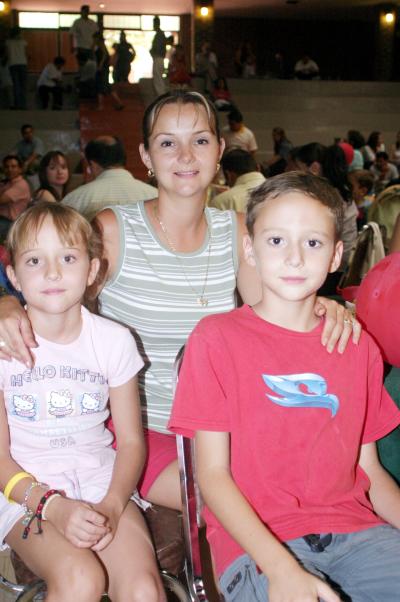 Ana Sofía, Melissa y Édgar Perches.