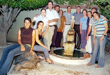 Grupo de amigos y familiares en otra despedida con motivo del próximo matrimonio de María y Jarrod.