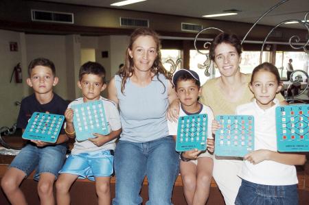 Güera Montalvo con sus hijos Rodolfo y Eduardo González Montalvo, Marisela García con sus hijos Carlos y Marce.