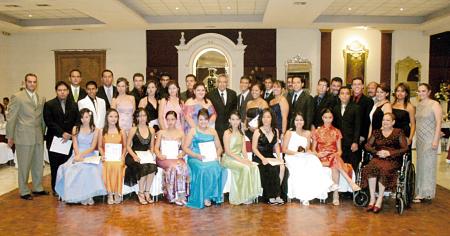 Integrantes de la Generación 2002-2005 de alumnos de Preparatoria, acompañados por el director Prof. Martín Rodolfo Silva Rosales, en su baile de graduación.