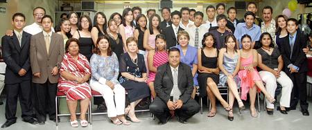 Los graduados y sus maestros.