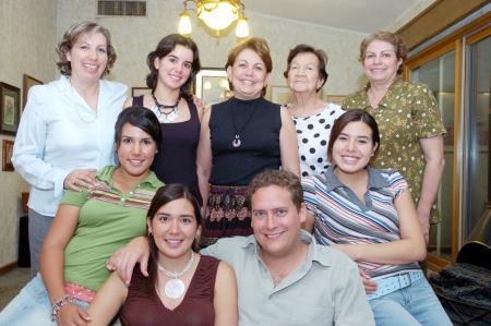 Pilar Medellín de Miñarro, Pily Miñarro Medellín, Eva Miñarro Hernández, María del Carmen Miñarro, doña Aurora Medellín, Mónica Angulo Miñarro y Sandy Angulo Miñarro, acompañaron a los futuros esposos.