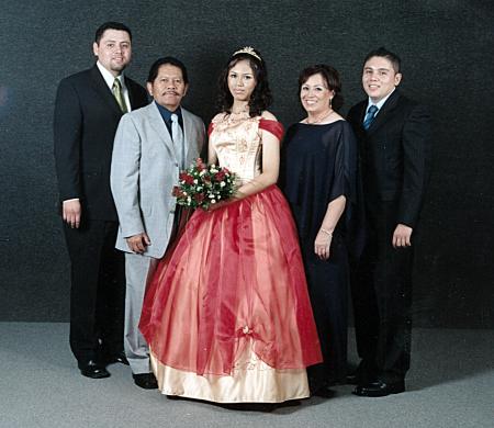 Srita Graciela Valenzuela Barraza, en una fotografía de estudio con motivo de sus quince años acompañada de su familia.