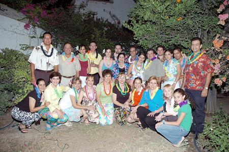 Varios familiares y amigos de los festejados compartieron con ellos una agradable fiesta hawaiana.