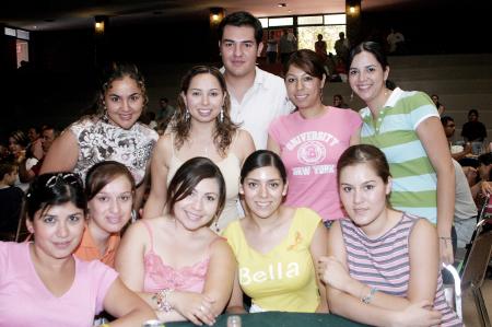 03 de julio 2005
Simona de la Rosa, Silvia Meráz, Abraham Gallardo, Areli Rodríguez, Paola Meraz, Claudia Villegas, Isabel Zubiría, Sandra Castro, Artemisa Rodríguez y Bety Bermúdez