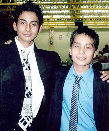 Carlos Enrique y Luis Gustavo Márquez Vela, en su graduación de secundaria del Instituto Mano Amiga de Torreón.