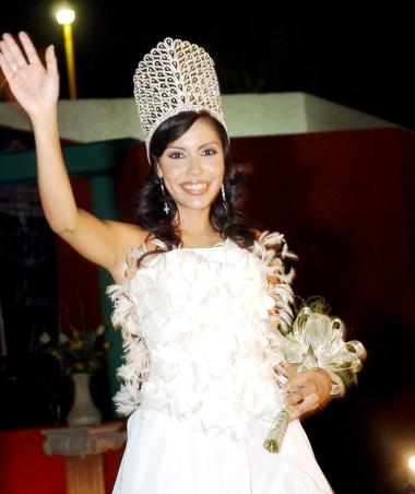 Keren I saluda después de ser coronada como reina de la Feria del Centenario.